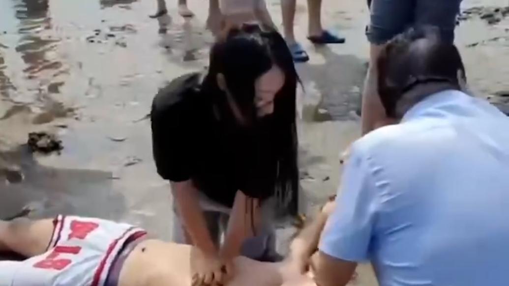 男孩沙滩游泳时溺水失去意识，宿迁护士跪地施救挽救生命