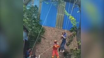 消防用一根绳救了中暑趴树上男子
