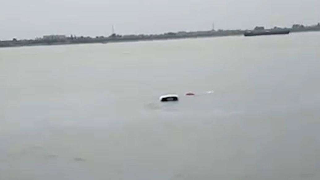 湖北枝江一车辆从轮渡坠入长江，交通局：已打捞，多部门正调查