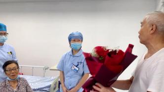 相伴22年透析路，七夕节老人在病房为患尿毒症妻子送上鲜花