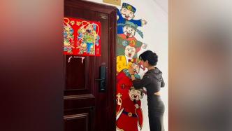 大学生暑假在家门口画“五福临门”图，邻居好评：每天都能碰见财神
