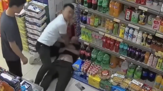 男子购物时昏迷晕倒超市老板紧急救回