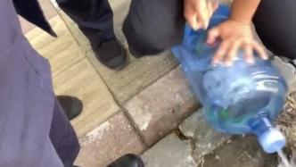 保安將罕見(jiàn)病患者及家屬喝過(guò)的桶裝水倒掉澆樹(shù)，官方：批評(píng)教育