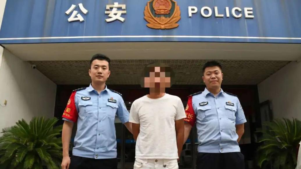 超离谱！车站一男子假冒民警只为违法拉客