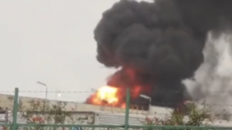 日本冈山县一炼油厂内储油罐发生火灾
