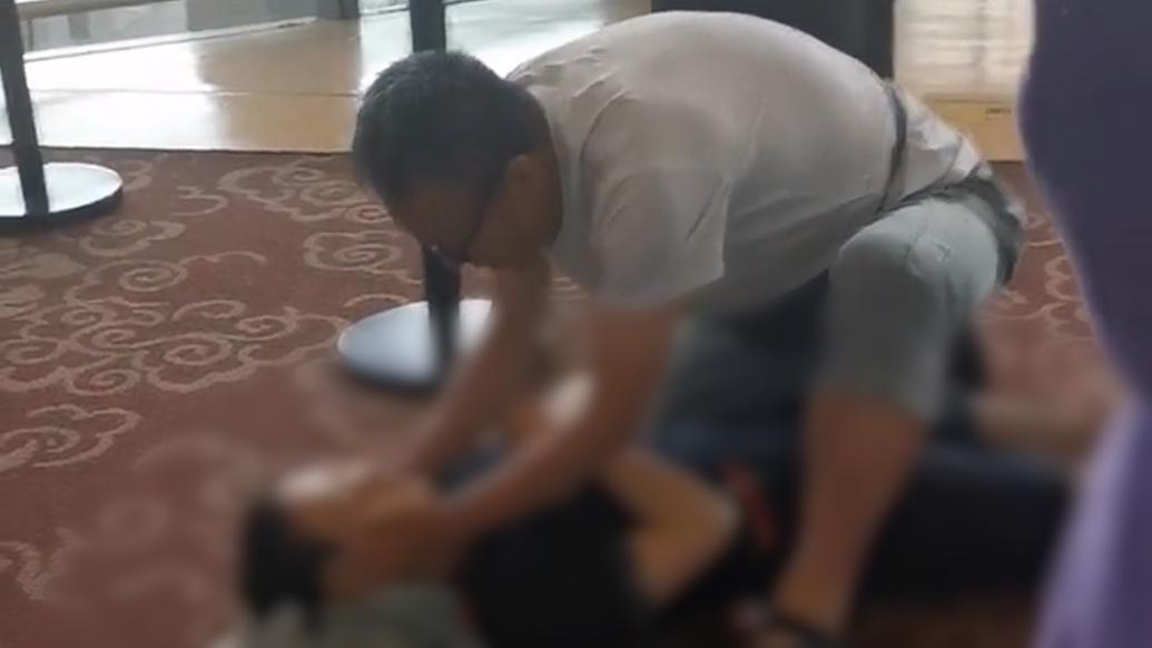 機場工作人員暈倒，一名旅客幫忙心肺復蘇