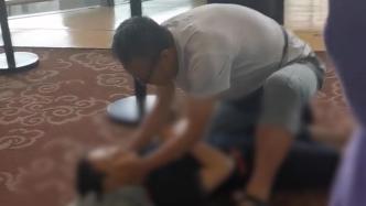 機場工作人員暈倒，一名旅客幫忙心肺復蘇