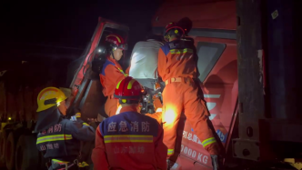 深夜两货车相撞司机被困，三名消防员“托举”救人