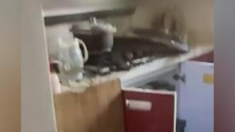 油锅起火浇了一瓢水，整个厨房都烧着了