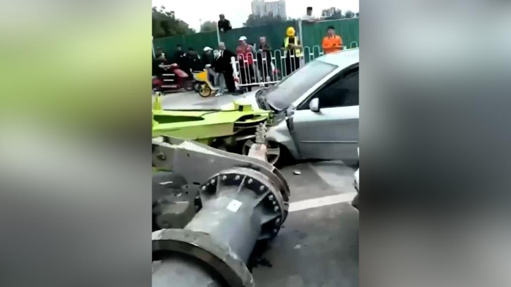 吊車吊臂傾倒壓扁出租車私家車，傷者被送醫