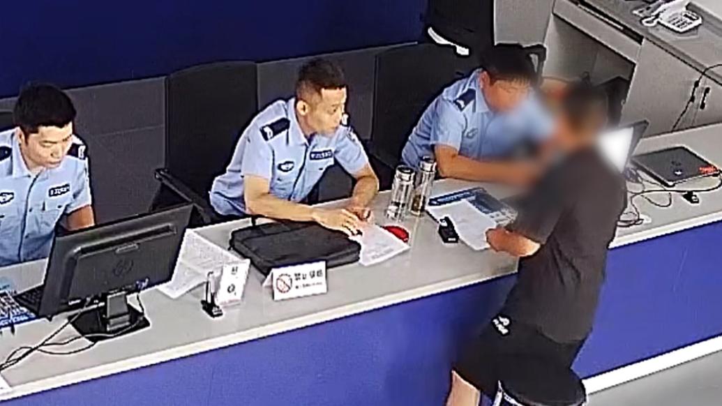 男子報案稱遇到假警察，沒想到自己是個真“網逃”