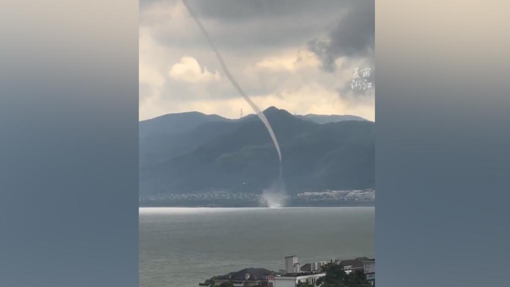 浙江東錢湖驚現“龍吸水”