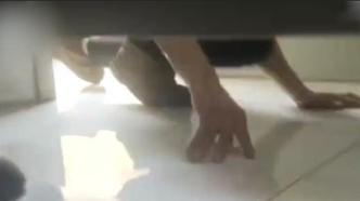 杭州女孩在厕所反拍偷窥男，民警夸她做得机智