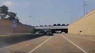 常州隧道口车祸系司机操作不当冲过绿化带，两伤者无生命危险