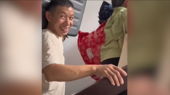 男生考上浙江大學，新生開學時爸爸扛著行李箱直奔六樓