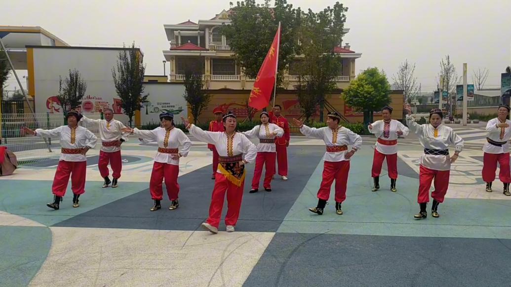 退休夫妻自购音响，免费教百名群众跳舞