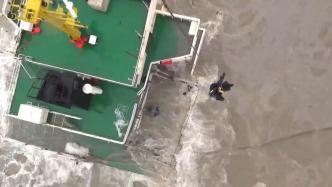 连云港：货船进水沉没10人被困，救助直升机紧急起飞营救