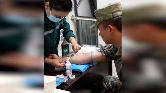 边防官兵组队奔赴医院给受伤老人献血