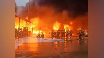 哈尔滨一厂房发生火灾浓烟漫天，附近工人：有车辆被烧毁