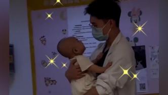 太有爱了！上海市儿童医院内年轻儿科医生与小患者温柔对视