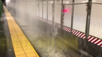 美国纽约自来水总管破裂，致地铁站漏水被淹