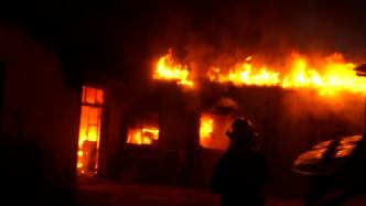 村民自建房杂物起火蔓延，消防紧急救援