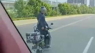 男子骑电瓶车双手离把“炫”车技，被上海交警严厉批评并处罚款