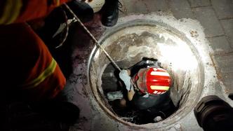 男子晚上玩手机不慎踩空跌至3米深的窨井，消防用绳索拽出