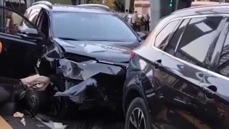 湖北宜昌发生一起7车相撞事故，目击者：疑似左转超车导致