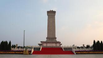 贝宁总统塔隆向人民英雄纪念碑敬献花圈