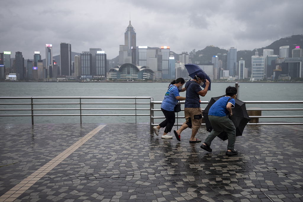 香港悬挂“九号风球”：狂风骤雨正影响香港，会评估是否发出十号飓风信号_绿政公署_澎湃新闻-The Paper