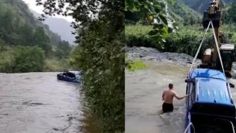皮卡车陷入河道，驻村辅警下河救出车上两人