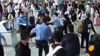 无票旅客强闯闸机掏刀刺民警，被西安铁路警方采取强制措施