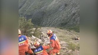 滑翔伞失控撞山坠崖，消防员将两名被困人员救出