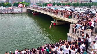 天津跳水大爷火出圈，专家：打破城市刻板印象，反映整个社会心态的转变