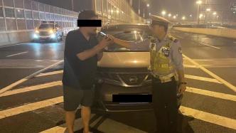 男子醉酒駕車闖卡逆行慌不擇路，被上海警方成功截停