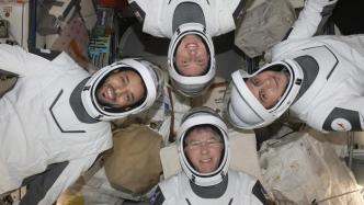 美国“龙”飞船载4名宇航员返回地球