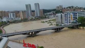 福州一消防车抢险救援过程中被洪水冲走，车载9人已救起7人