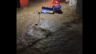 福州一消防车出勤救援途中被洪水冲走，已找到8人其中1人遇难