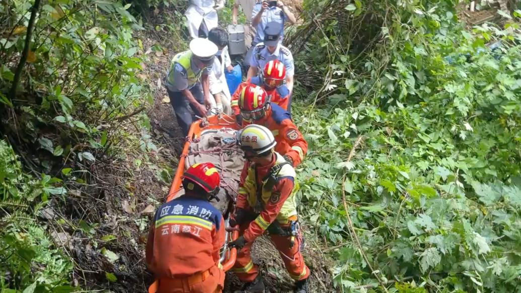 自卸车坠入百米山崖 ，云南消防医护民警三方紧急救援