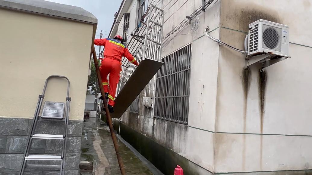 住户防盗窗被风刮落，消防及时处置险情