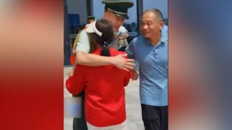 国旗护卫队老兵退役返乡，拥抱父母时哭了