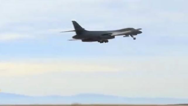 美军B-1B战略轰炸机飞临半岛演习