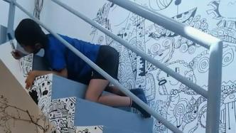 男孩在家中墙上涂鸦，父亲：不反对，墙体坏了可以再刷