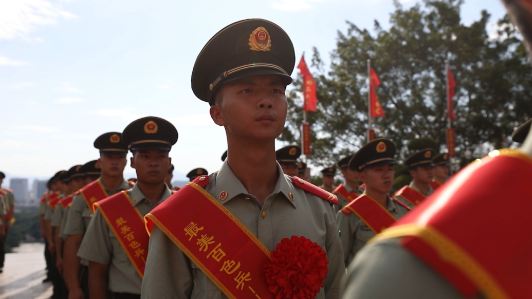 退伍季，武警百色支队老兵们在军旗下告别