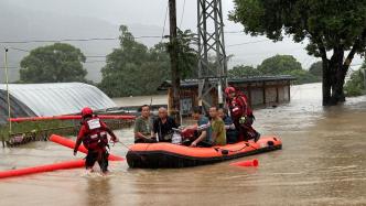 受“海葵”影响福州闽侯多处村庄被淹，救援队连夜转移群众