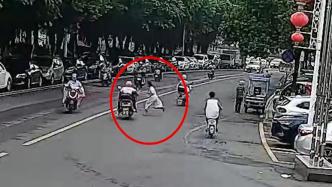 “奔跑式”过马路要不得！电动车撞上横穿女子，双方倒地