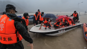 台风“海葵”带来强降雨，福建武警官兵紧急转移被困群众