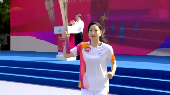 杭州亚运会火炬接力，奥运冠军罗雪娟开跑首棒