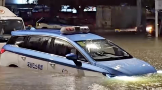 深圳暴雨出租车被困，司机艰难前行送乘客回家